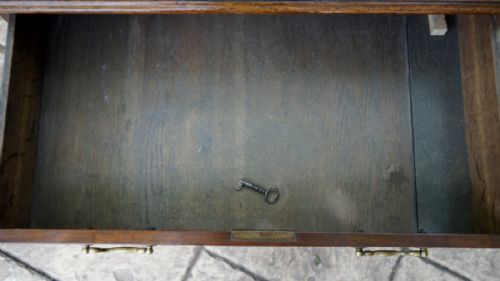 SMALL MAHOGANY CHEST OF DRAWERS OAK LINED AND IN EXCELLENT CONDITION WITH KEY THAT WORKS ON ALL DRAWERS - ADDITIONAL PHOTO 5