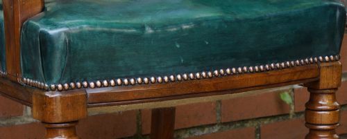 A GOOD VICTORIAN MAHOGANY AND LEATHER DESK ARMCHAIR WITH WELL DETAILED CARVINGS - ADDITIONAL PHOTO 8