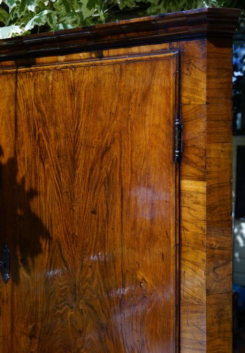 GEORGE 2ND SINGLE DOOR WALNUT CORNER CUPBOARD IN EXCELLENT CONDITION HAVING BENEFITTED - ADDITIONAL PHOTO 4