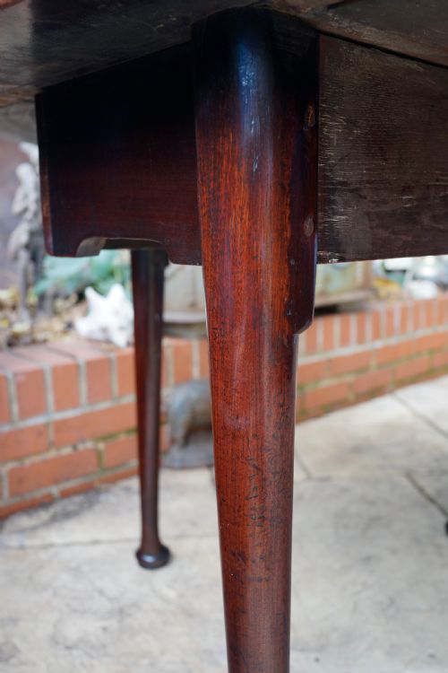 A THREE PLANK GEORGE 3RD MAHOGANY PAD FOOT GATE LEG DINING TABLE - ADDITIONAL PHOTO 3