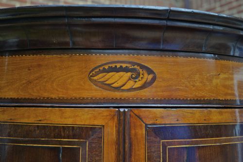 1790'S MAHOGANY INLAID SHERATON BOW FRONTED COLLECTORS CORNER CUPBOARD - ADDITIONAL PHOTO 3