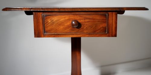 A GOOD QUALITY NICELY FIGURED SOLID MAHOGANY DROP FLAP CENTRE SUPPORT OCCASIONAL TABLE IN EXCELLENT - ADDITIONAL PHOTO 1