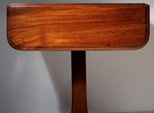 A GOOD QUALITY NICELY FIGURED SOLID MAHOGANY DROP FLAP CENTRE SUPPORT OCCASIONAL TABLE IN EXCELLENT - ADDITIONAL PHOTO 4