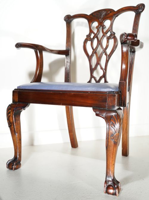 A GOOD CHIPPENDALE STYLE FINELY CARVED MAHOGANY ARMCHAIR IN EXCELLENT CONDITION - ADDITIONAL PHOTO 1