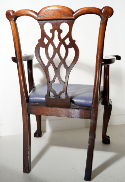 A GOOD CHIPPENDALE STYLE FINELY CARVED MAHOGANY ARMCHAIR IN EXCELLENT CONDITION - ADDITIONAL PHOTO 2