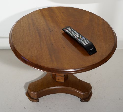 UNUSUAL MAHOGANY TRIPRONG BASE TILT TOP OCCASIONAL TABLE IN EXCELLENT REPOLISHED - ADDITIONAL PHOTO 4