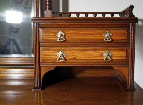 SUPERB QUALITY GILLOWS WALNUT AND SATINWOOD DRESSING TABLE IN EXCEPTIONAL CONDITION - ADDITIONAL PHOTO 2