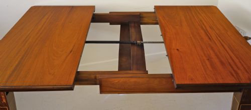 1900S EXTENDING WINDOUT MAHOGANY INLAID DINING TABLE ON SQUARE TAPERING LEGS - ADDITIONAL PHOTO 1