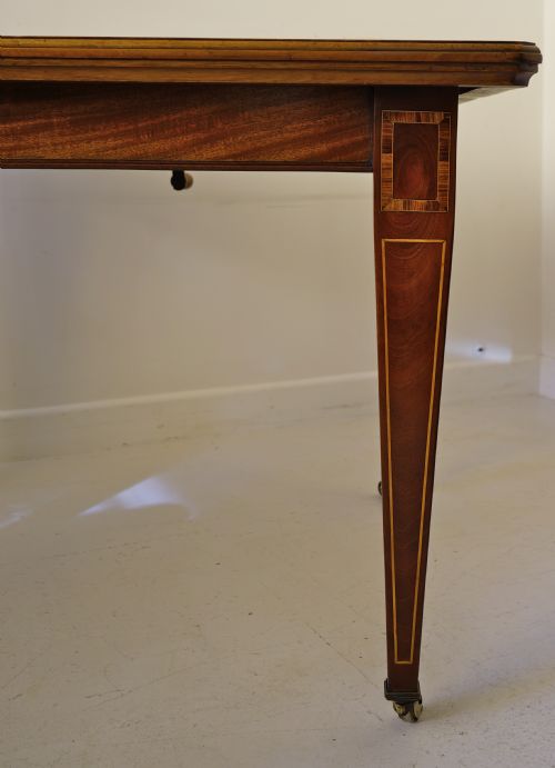 1900S EXTENDING WINDOUT MAHOGANY INLAID DINING TABLE ON SQUARE TAPERING LEGS - ADDITIONAL PHOTO 4