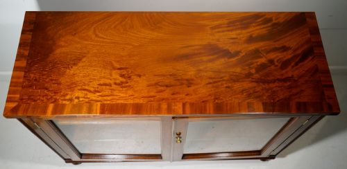FINELY FIGURED MAHOGANY TWO DOOR GLAZED CABINET IN EXCELLENT RESTORED CONDITION - ADDITIONAL PHOTO 1