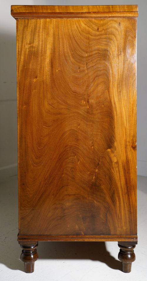 FINELY FIGURED MAHOGANY TWO DOOR GLAZED CABINET IN EXCELLENT RESTORED CONDITION - ADDITIONAL PHOTO 5