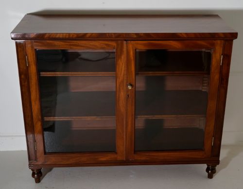FINELY FIGURED MAHOGANY TWO DOOR GLAZED CABINET IN EXCELLENT RESTORED CONDITION - ADDITIONAL PHOTO 6