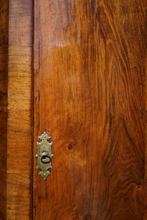 GEORGE 2ND SINGLE DOOR WALNUT CORNER CUPBOARD IN EXCELLENT CONDITION HAVING BENEFITTED - ADDITIONAL PHOTO 2