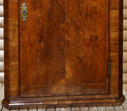 GEORGE 2ND SINGLE DOOR WALNUT CORNER CUPBOARD IN EXCELLENT CONDITION HAVING BENEFITTED - ADDITIONAL PHOTO 3