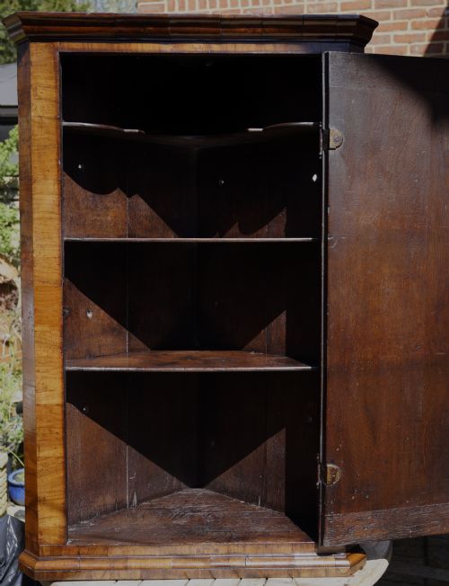 GEORGE 2ND SINGLE DOOR WALNUT CORNER CUPBOARD IN EXCELLENT CONDITION HAVING BENEFITTED - ADDITIONAL PHOTO 8