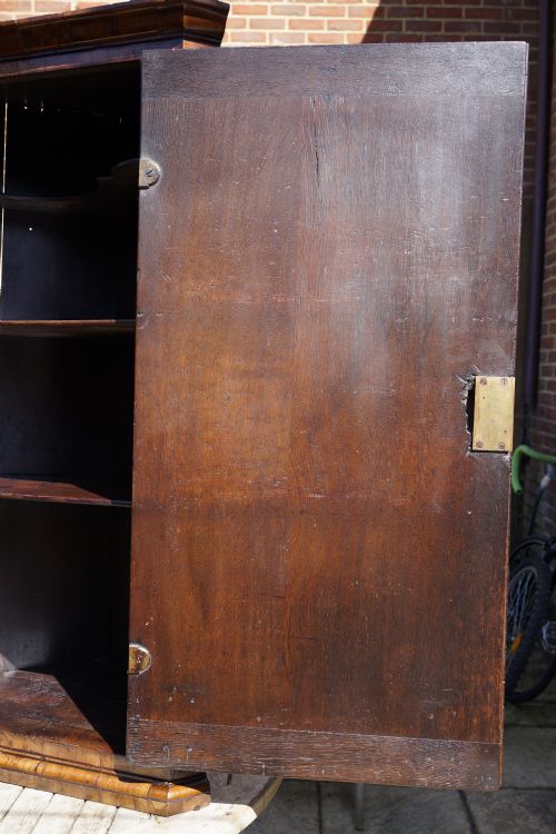 GEORGE 2ND SINGLE DOOR WALNUT CORNER CUPBOARD IN EXCELLENT CONDITION HAVING BENEFITTED - ADDITIONAL PHOTO 9