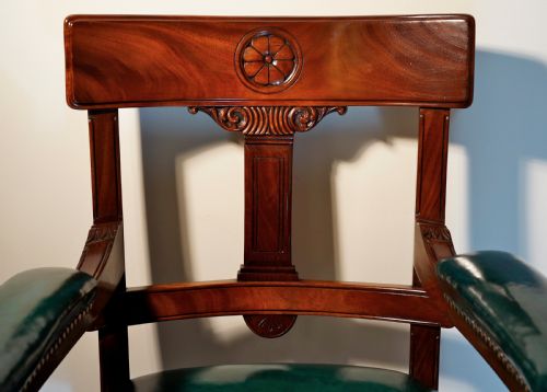 A GOOD VICTORIAN MAHOGANY AND LEATHER DESK ARMCHAIR WITH WELL DETAILED CARVINGS - ADDITIONAL PHOTO 1