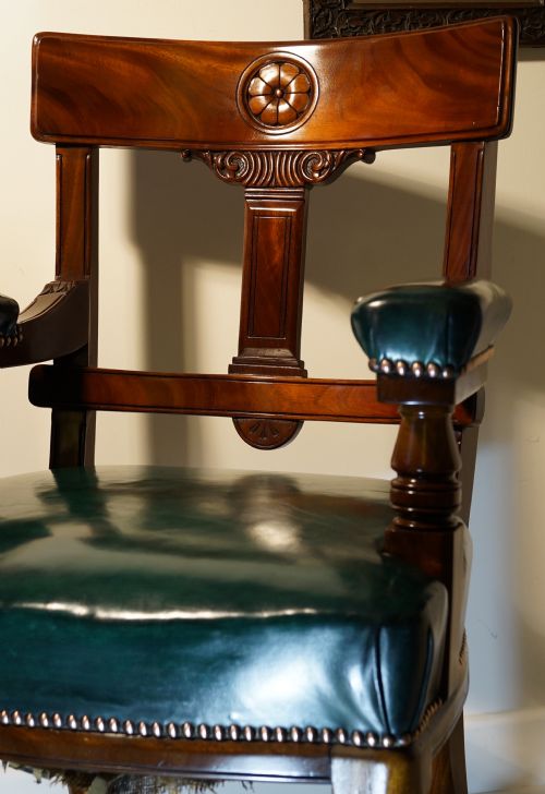 A GOOD VICTORIAN MAHOGANY AND LEATHER DESK ARMCHAIR WITH WELL DETAILED CARVINGS - ADDITIONAL PHOTO 3
