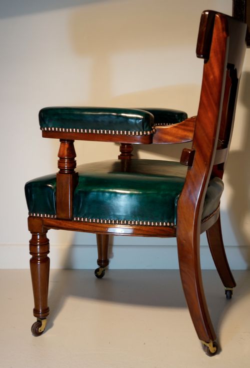 A GOOD VICTORIAN MAHOGANY AND LEATHER DESK ARMCHAIR WITH WELL DETAILED CARVINGS - ADDITIONAL PHOTO 4
