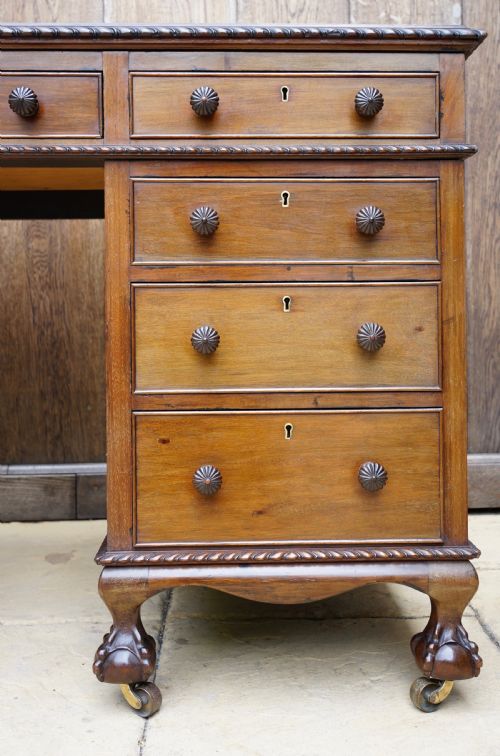 EXCELLENT QUALITY SOLID MAHOGANY THREEPIECE PEDESTAL DESK CIRCA 1920 - ADDITIONAL PHOTO 2