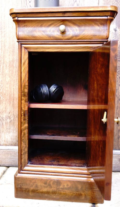 BEAUTIFULLY FIGURED MAHOGANY CONTINENTAL SIDE CUPBOARD WITH DRAWER - ADDITIONAL PHOTO 5