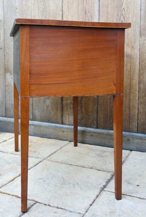 LATE GEORGIAN SMALL COMPACT FIVE DRAWER MAHOGANY AND INLAID KNEEHOLE SIDE TABLE - ADDITIONAL PHOTO 4