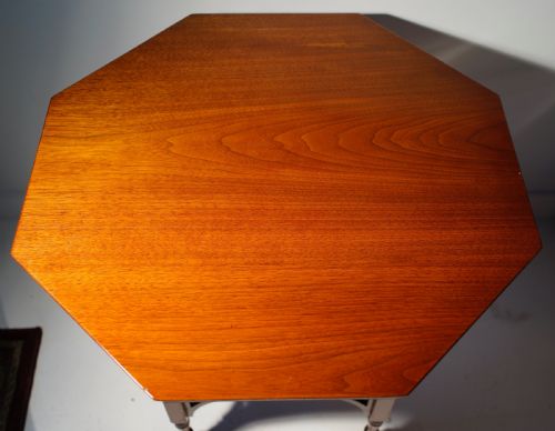 A HEALS OCTAGONAL SOLID AND WELL FIGURED WALNUT WINDOWCENTER TABLE CIRCA 1880S - ADDITIONAL PHOTO 4