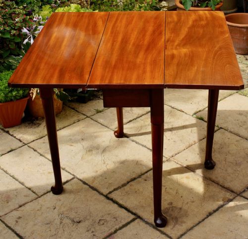 1780S HIGHLY FIGURED MAHOGANY COTTAGE PAD FOOT TABLE - ADDITIONAL PHOTO 1
