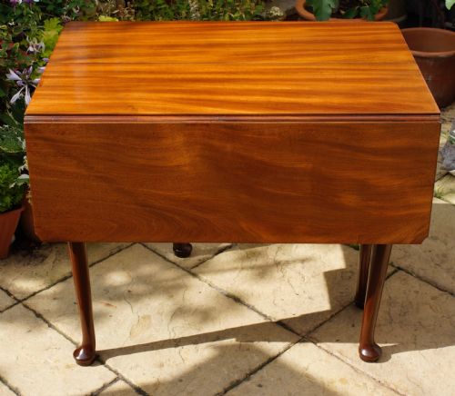 1780S HIGHLY FIGURED MAHOGANY COTTAGE PAD FOOT TABLE - ADDITIONAL PHOTO 2