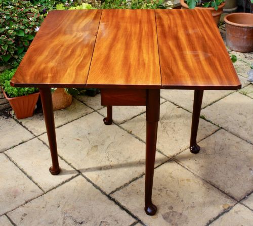 1780S HIGHLY FIGURED MAHOGANY COTTAGE PAD FOOT TABLE - ADDITIONAL PHOTO 4