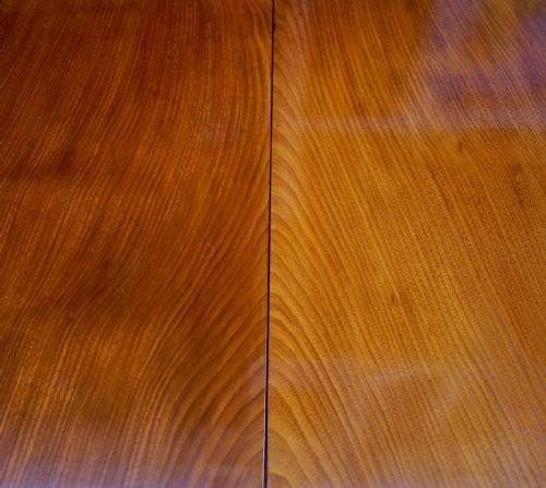 MAHOGANY EXTENDING DROP LEAF TABLE SUPPORTED ON TURNED LEGS TERMINATING ON CARVED CLAW AND BALL FEET CIRCA 1780 - ADDITIONAL PHOTO 4