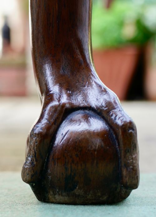 MAHOGANY EXTENDING DROP LEAF TABLE SUPPORTED ON TURNED LEGS TERMINATING ON CARVED CLAW AND BALL FEET CIRCA 1780 - ADDITIONAL PHOTO 5