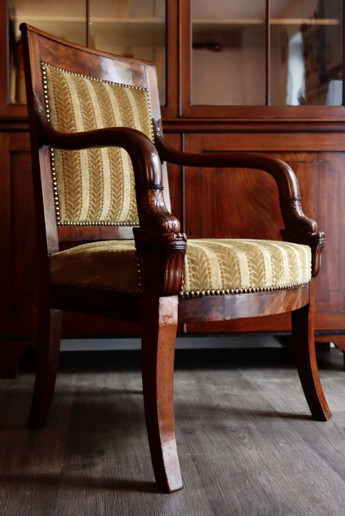 MAHOGANY ARM CHAIR WITH FINELY CARVED DECORATION - ADDITIONAL PHOTO 2