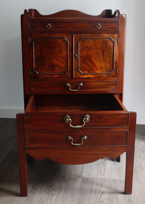 A GEORGE III MAHOGANY TRAYTOP BEDSIDE COMMODE - ADDITIONAL PHOTO 4