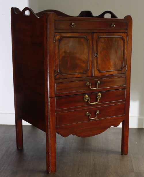 A GEORGE III MAHOGANY TRAYTOP BEDSIDE COMMODE - ADDITIONAL PHOTO 6