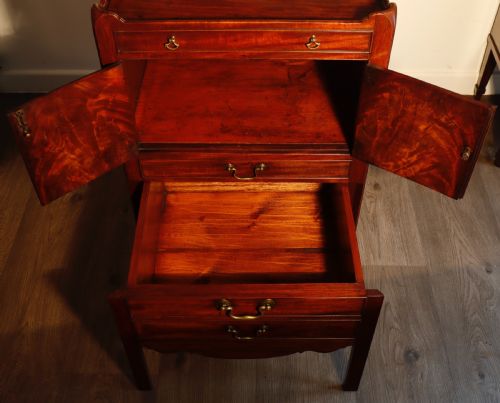 A GEORGE III MAHOGANY TRAYTOP BEDSIDE COMMODE - ADDITIONAL PHOTO 1