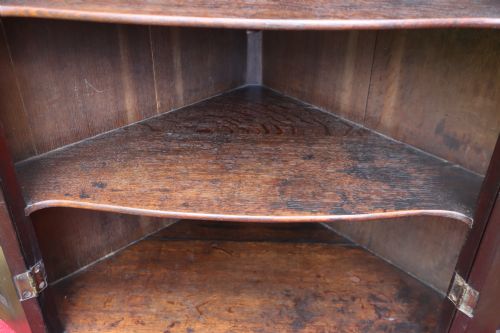 1750S MAHOGANY GEORGIAN TWO DOOR CORNER CUPBOARD - ADDITIONAL PHOTO 4