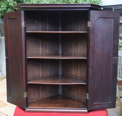 1750S MAHOGANY GEORGIAN TWO DOOR CORNER CUPBOARD - ADDITIONAL PHOTO 5