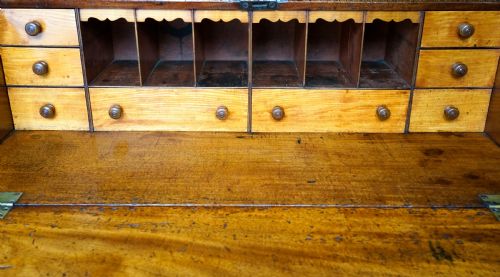 MAHOGANY BUREAU WITH ATTRACTIVE INTERIOR - ADDITIONAL PHOTO 4