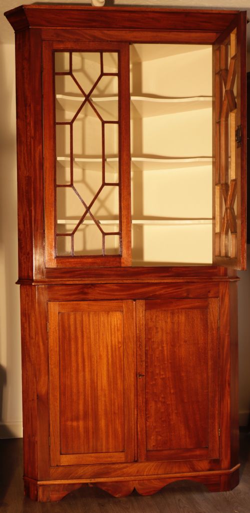 ANTIQUE MAHOGANY CORNER CUPBOARD CIRCA 1830S - ADDITIONAL PHOTO 1
