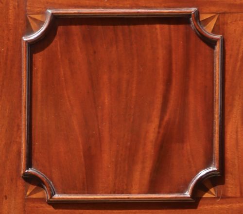 MAHOGANY CORNER CUPBOARD WITH FINE DETAILING - ADDITIONAL PHOTO 4