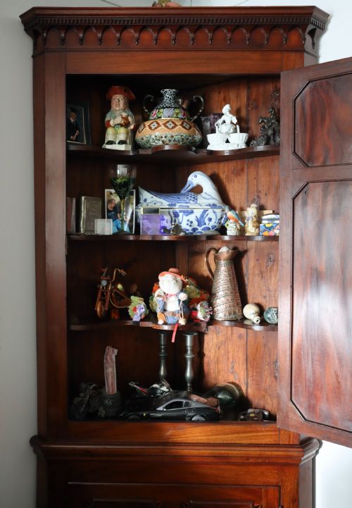 MAHOGANY CORNER CUPBOARD WITH FINE DETAILING - ADDITIONAL PHOTO 7
