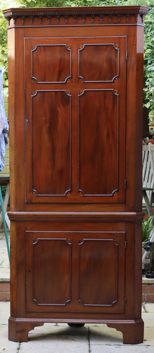 MAHOGANY CORNER CUPBOARD WITH FINE DETAILING - ADDITIONAL PHOTO 9