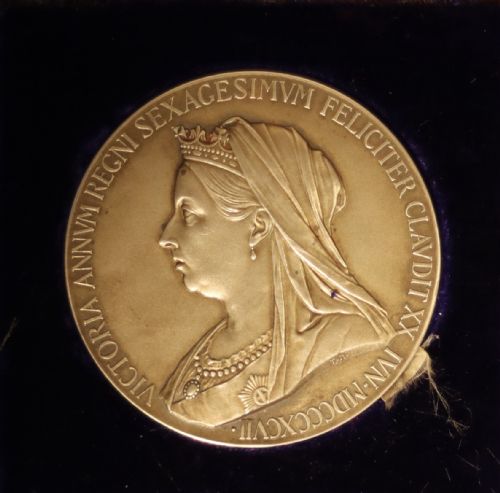 1897 QUEEN VICTORIA OFFICIAL DIAMOND JUBILEE MEDAL - ADDITIONAL PHOTO 2