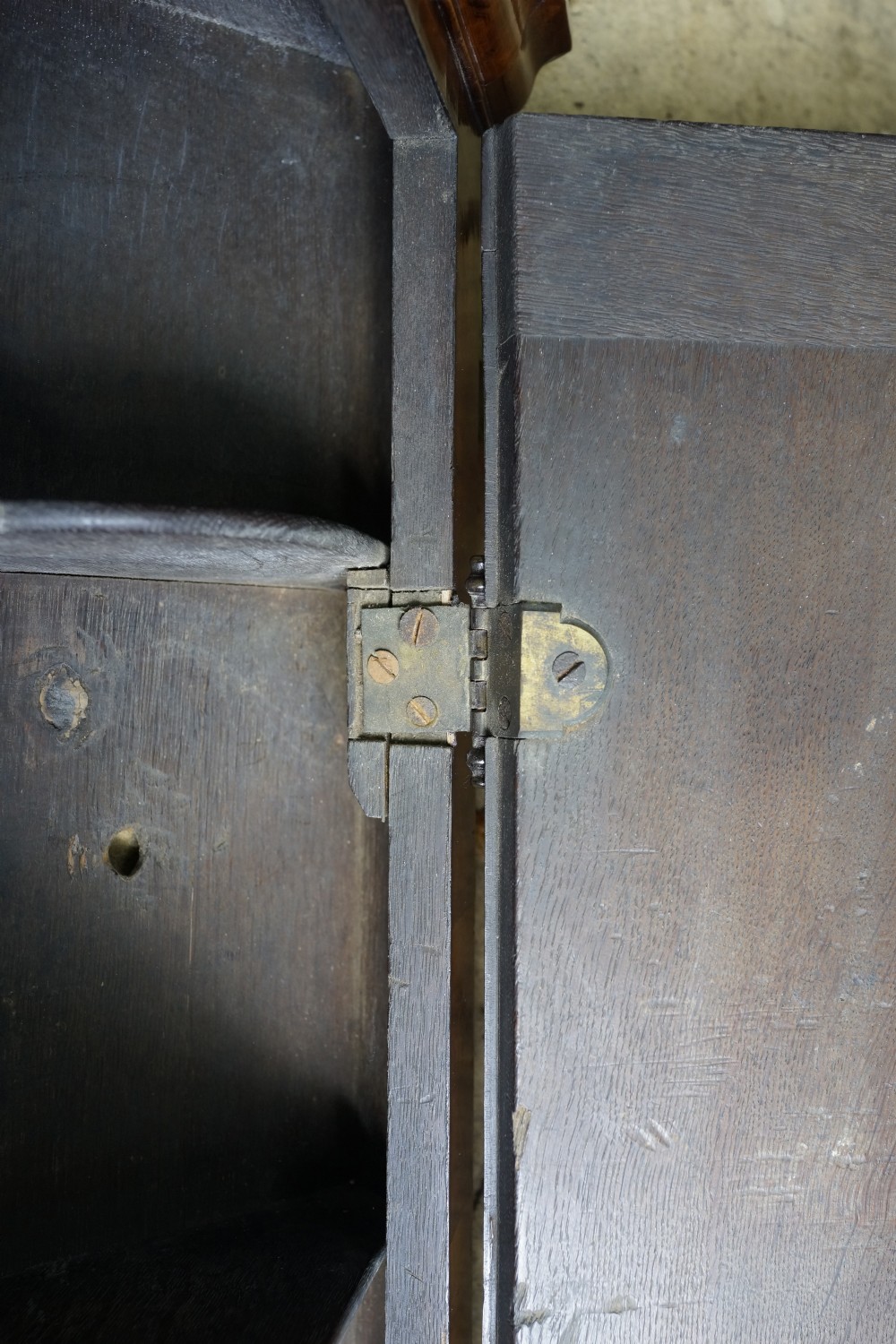 A George II hanging corner cupboard constructed from figured walnut veneer featuring a single door and a brass escutcheon plate. View XI