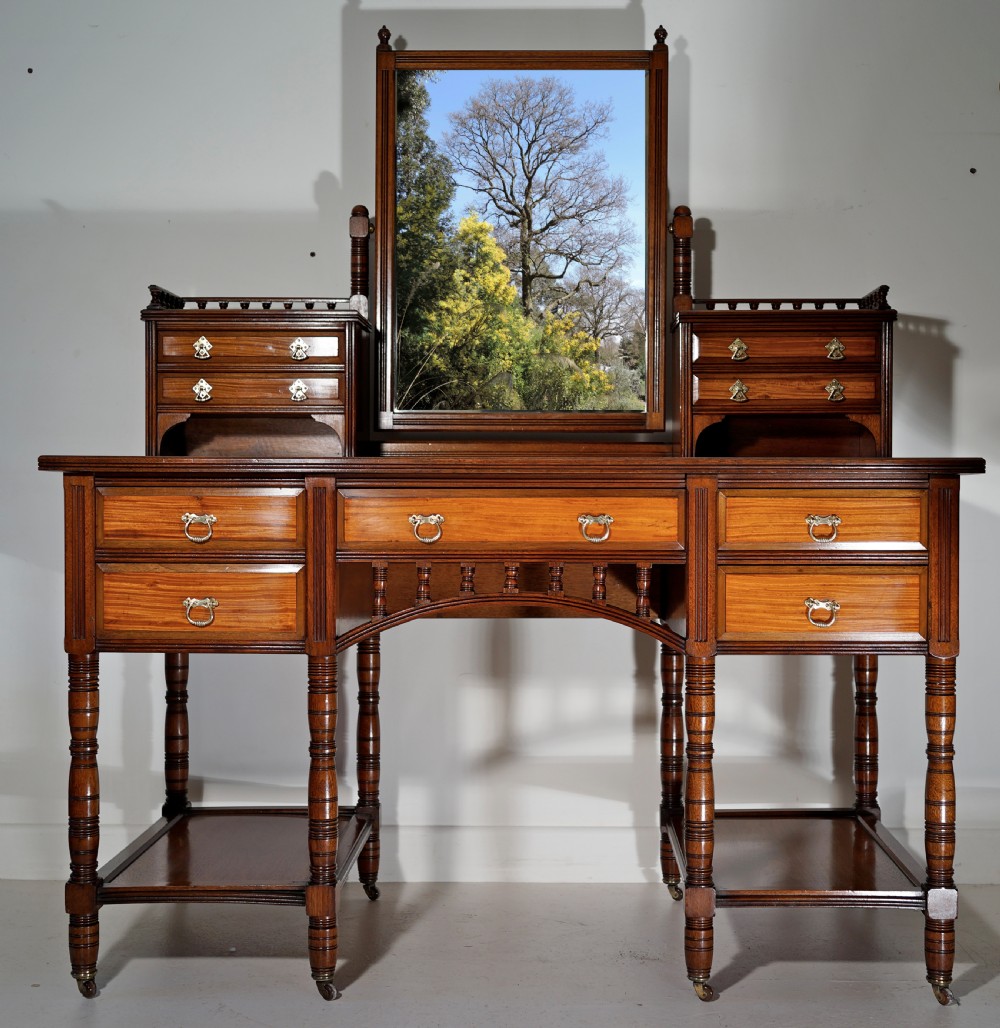 Superb quality Gillow‘s walnut and satinwood dressing table in exceptional condition