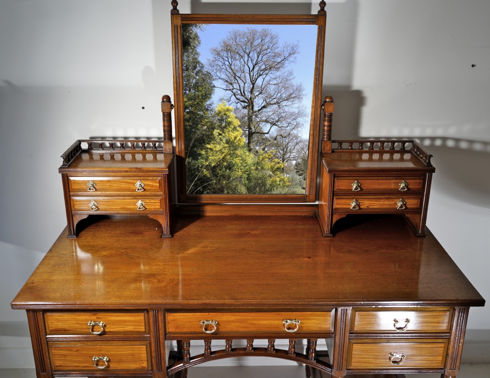 Superb quality Gillow‘s walnut and satinwood dressing table in exceptional condition View II