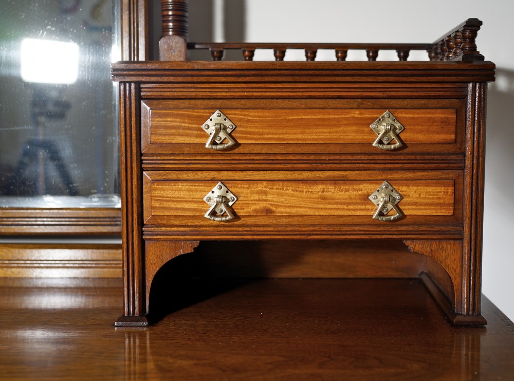 Superb quality Gillow‘s walnut and satinwood dressing table in exceptional condition View III