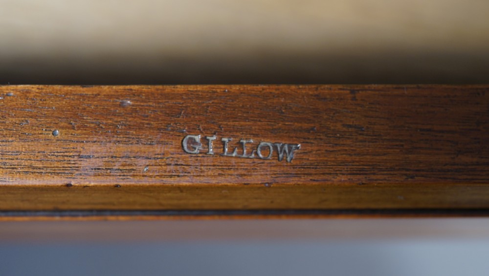 Superb quality Gillow‘s walnut and satinwood dressing table in exceptional condition View IV