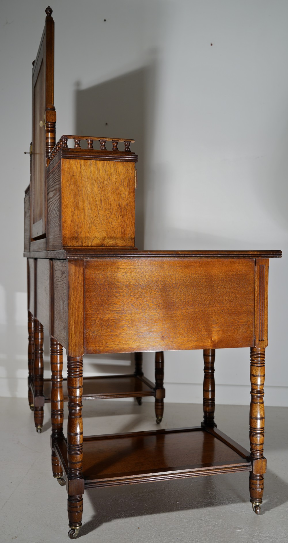 Superb quality Gillow‘s walnut and satinwood dressing table in exceptional condition View V